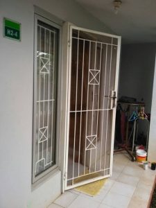 pintu besi kasa nyamuk